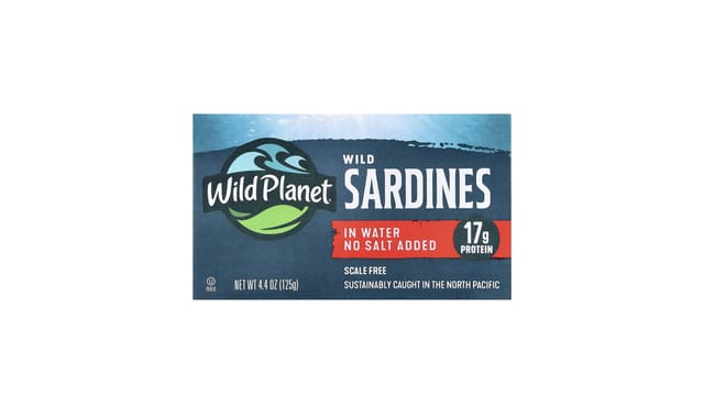 Wild Planet - קופסת שימורים כחולה של סרדינים בר במים ללא מלח, עם לוגו ירוק וכיתוב לבן ואדום