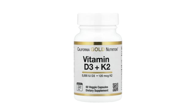 California Gold Nutrition - בקבוק לבן עם פס זהב של ויטמין D3 + K2, 60 כמוסות צמחיות, 5000 IU