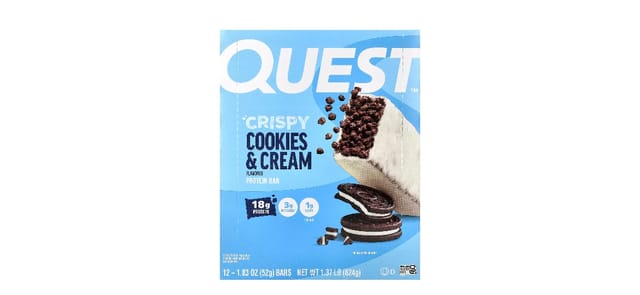 iHerb - קופסת חטיף חלבון Quest Crispy Cookies & Cream בצבע תכלת, עם תמונת חטיף פריך ועוגיות שוקולד.