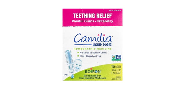 iHerb - קופסת Boiron Camilia להקלה על כאבי שיניים לתינוקות, 15 מנות נוזליות, עיצוב לבן-ירוק-ורוד