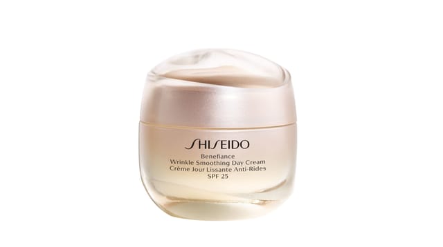 לילית קוסמטיקה - צנצנת קרם Benefiance Smoothing של Shiseido בגוון זהוב-ורדרד עדין על רקע לבן