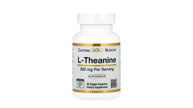 iHerb - בקבוק לבן עם פס זהב של California Gold Nutrition קפסולות L-Theanine AlphaWave על רקע לבן