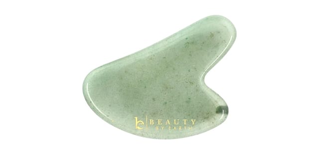 Beauty By Earth - אבן גואה שה ירוקה בצורת חץ מייד ג'ייד, כלי עיסוי פנים טבעי על רקע לבן