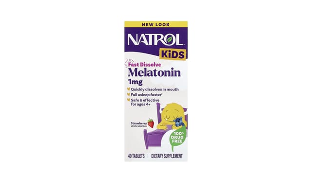 iHerb - קופסת מלטונין לילדים של Natrol, 1 מ"ג, טאבלטים מסיסים בטעם תות, אריזה סגולה וצהובה עם איור ילד ישן