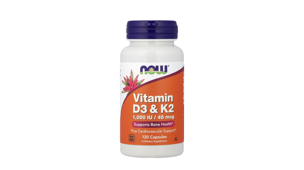 iHerb - בקבוק לבן עם מכסה סגול של NOW Foods ויטמין D3 ו-K2, תווית כתומה עם פרח אדום