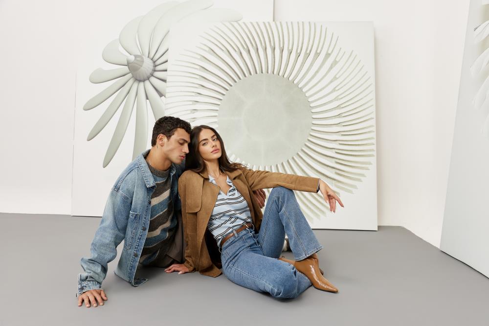 דוגמנים מדגמנת בגדים של רנואר