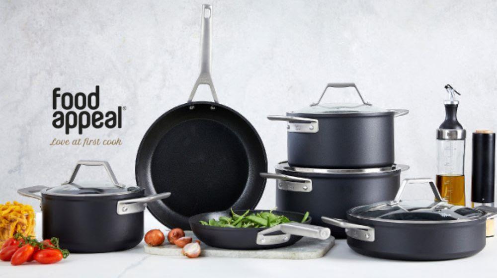 סירים לבנים על רקע לבן