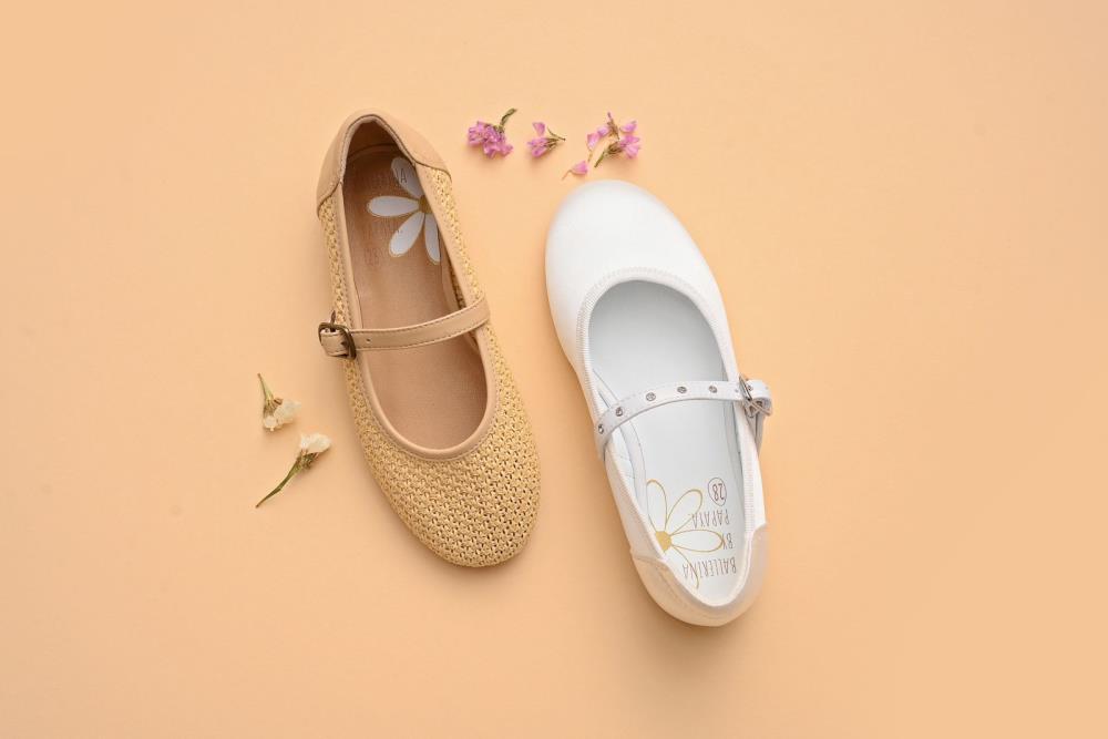 2 ילדות נועלות נעלי פפאיה