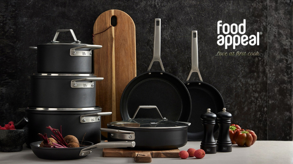 סירים לבנים על רקע לבן