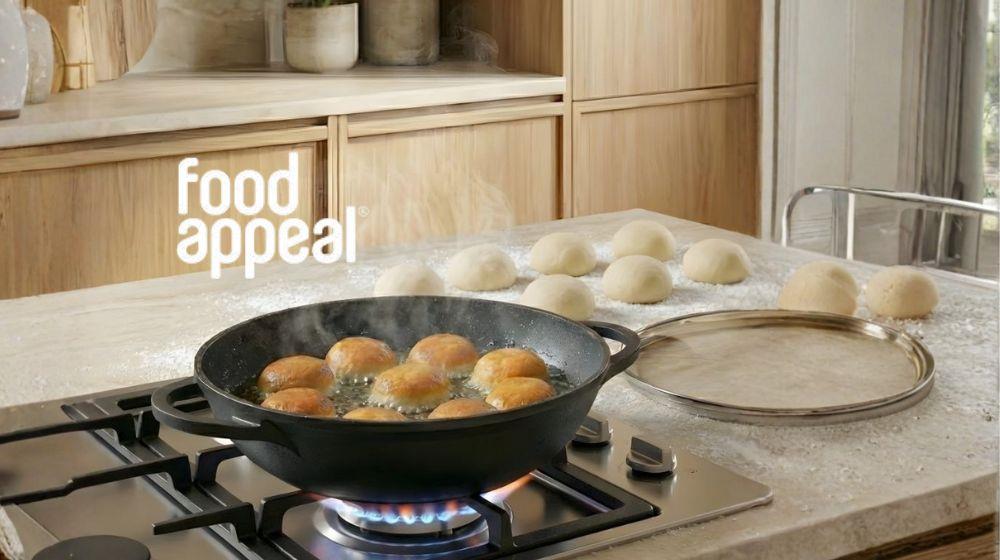 סירים לבנים על רקע לבן