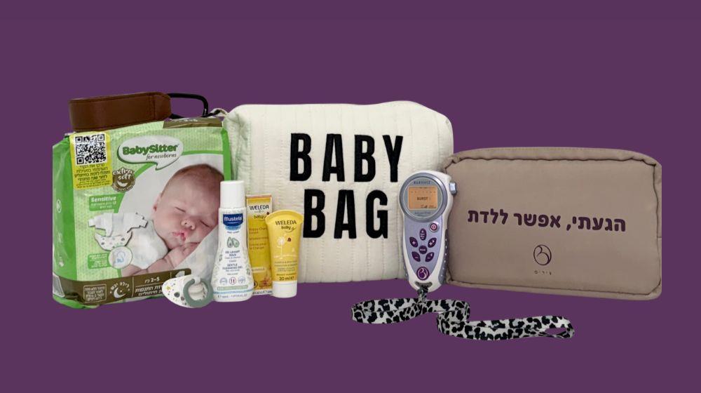 אישה מחזיקה טנס צירים