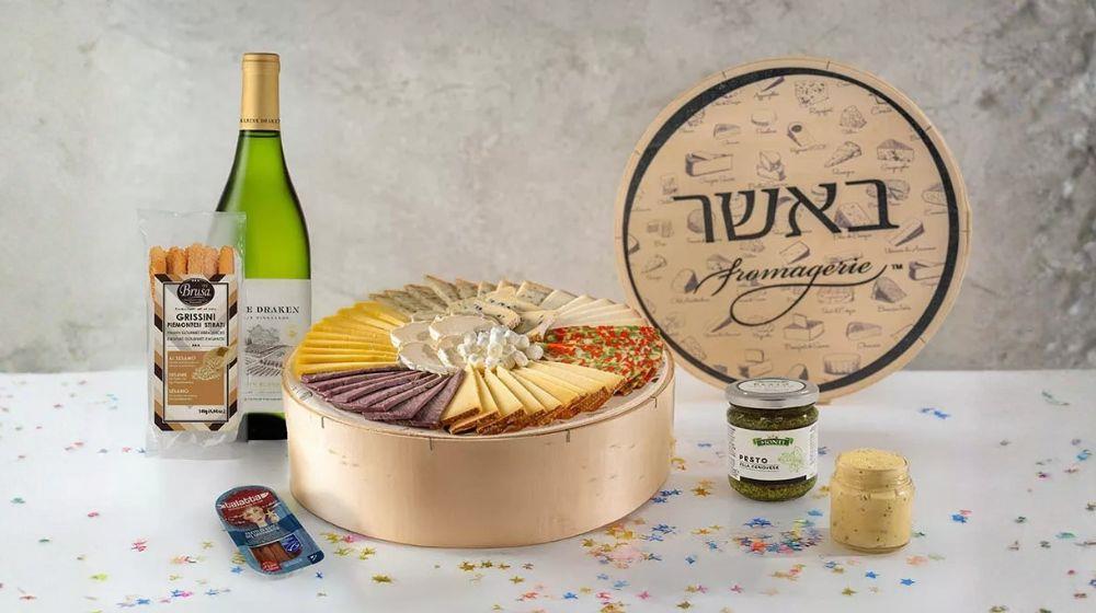 המארז כולל- 9 סוגי גבינות, בקבוק יין, גרסיני, פסטו איטלקי, חמאת כמהין ואנשובי מעולה מקנטבריה