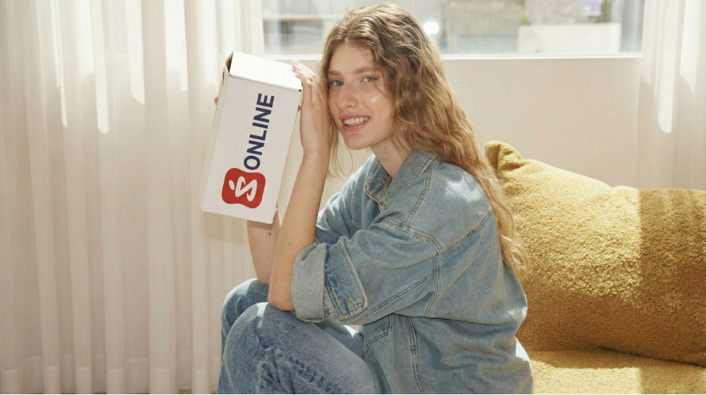 בחורה מחזיקה קופסאת סופר פארם