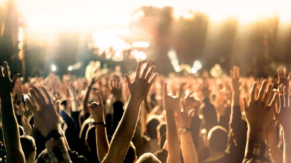 הופעה וידיים למעלה