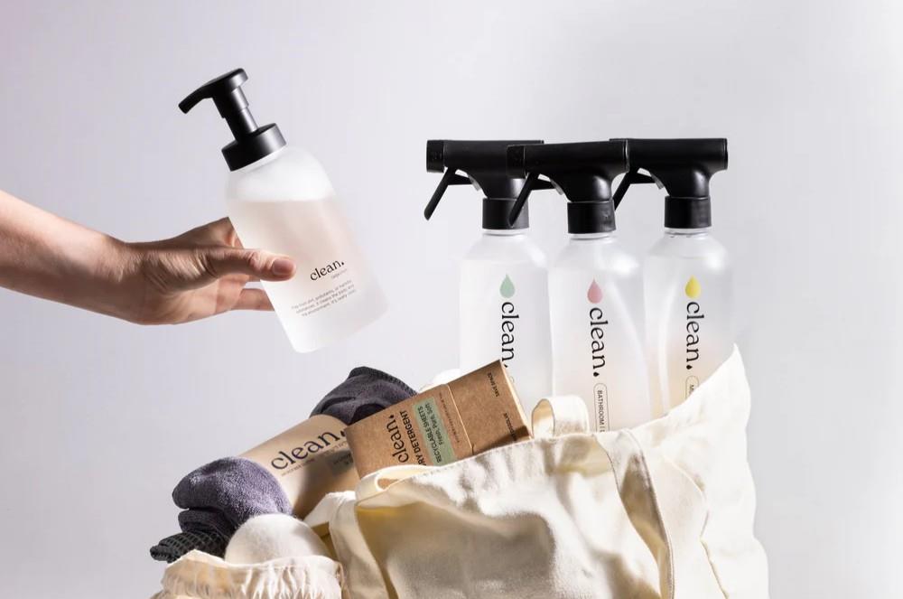 מוצרי ניקוי אקולוגיים, מרוכזים ומעוצבים לבית, המבוססים על טבליות מסיסות ודפי כביסה, שמטרתם להפחית פסולת פלסטיק.