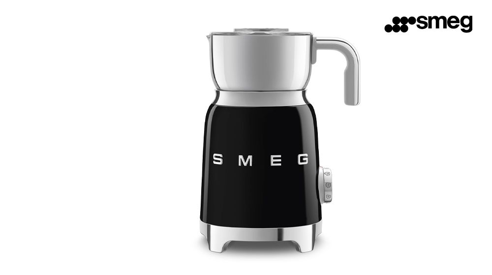 מקציף חלב ורסיטילי smeg ב-₪1,389 במקום ₪1,690